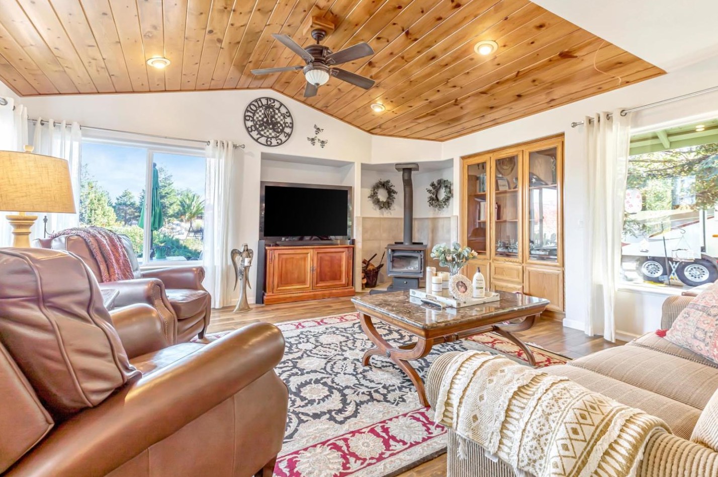 233 Menzel Rd, Hollister CA  95023-9745 exterior