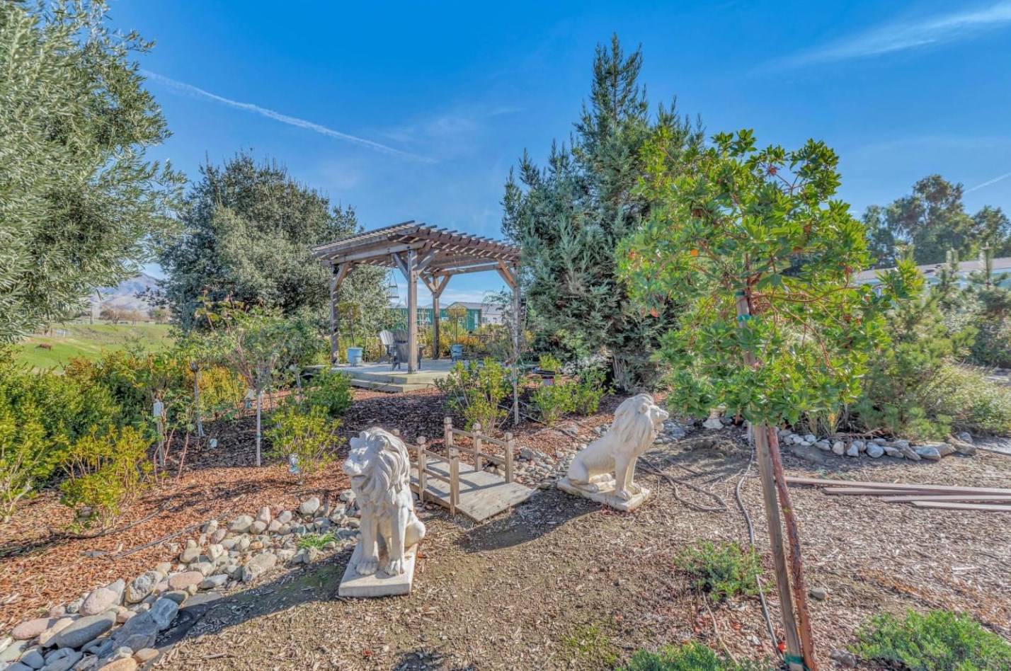 233 Menzel Rd, Hollister CA  95023-9745 exterior