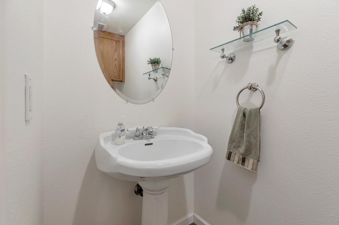 233 Menzel Rd, Hollister CA  95023-9745 exterior