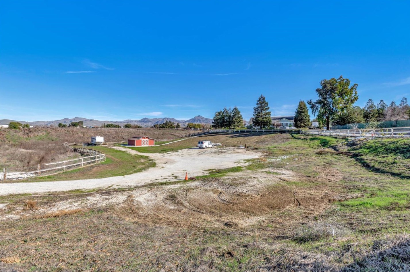 233 Menzel Rd, Hollister CA  95023-9745 exterior