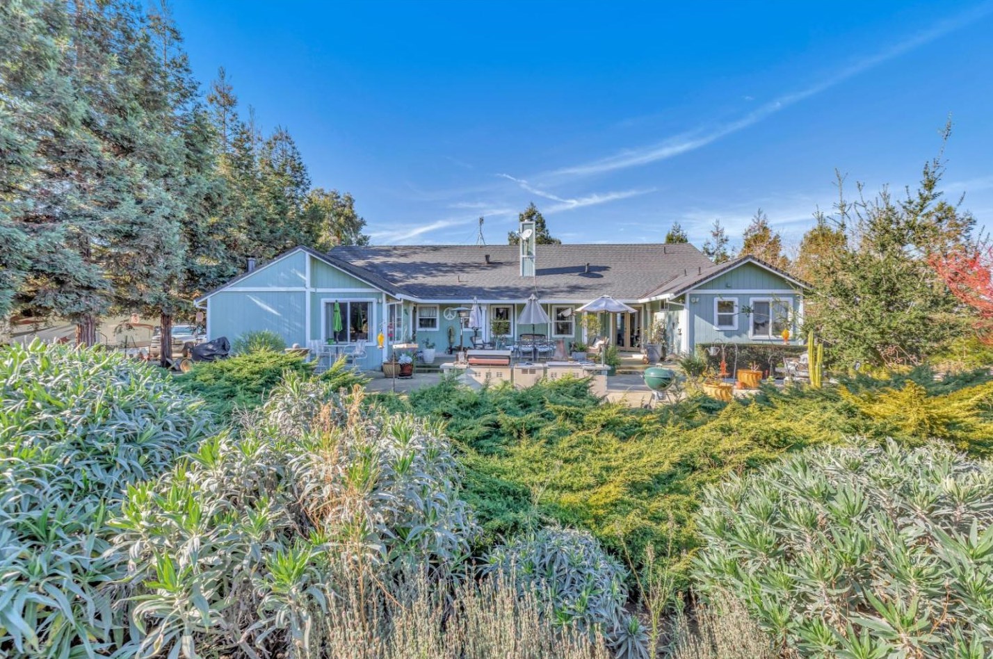 233 Menzel Rd, Hollister CA  95023-9745 exterior