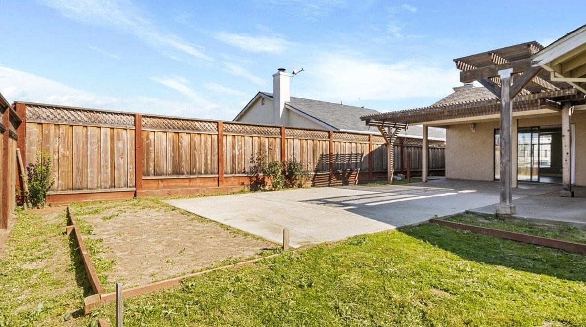 1370 El Cerro Dr, Hollister CA  95023-6733 exterior
