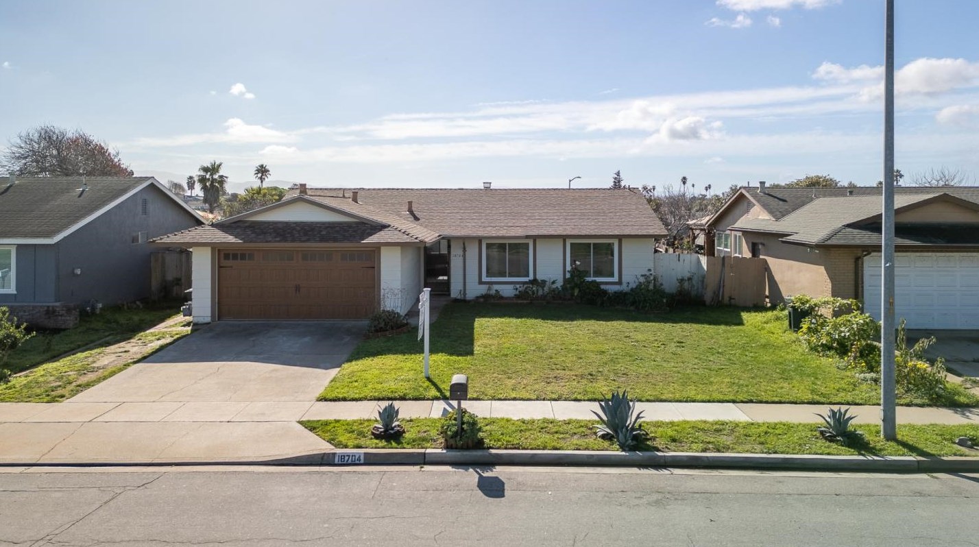 18704 Cleveland Ave, Salinas CA  93906-1833 exterior