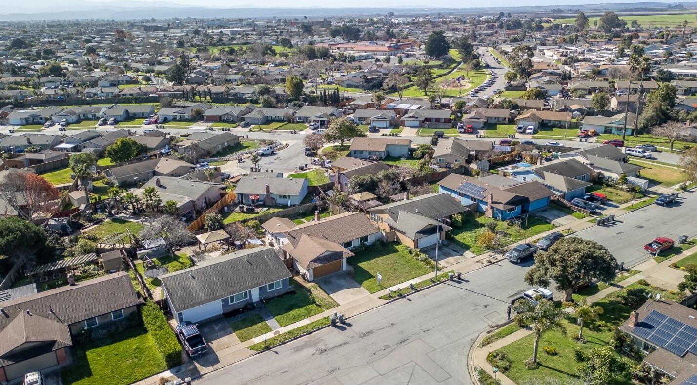 18704 Cleveland Ave, Salinas CA  93906-1833 exterior