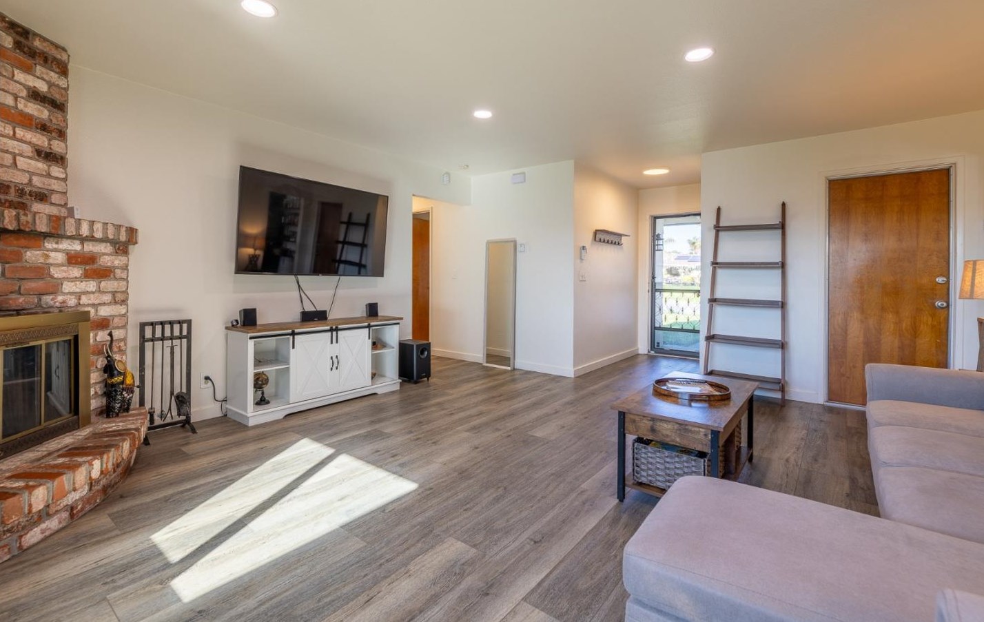 18704 Cleveland Ave, Salinas CA  93906-1833 exterior