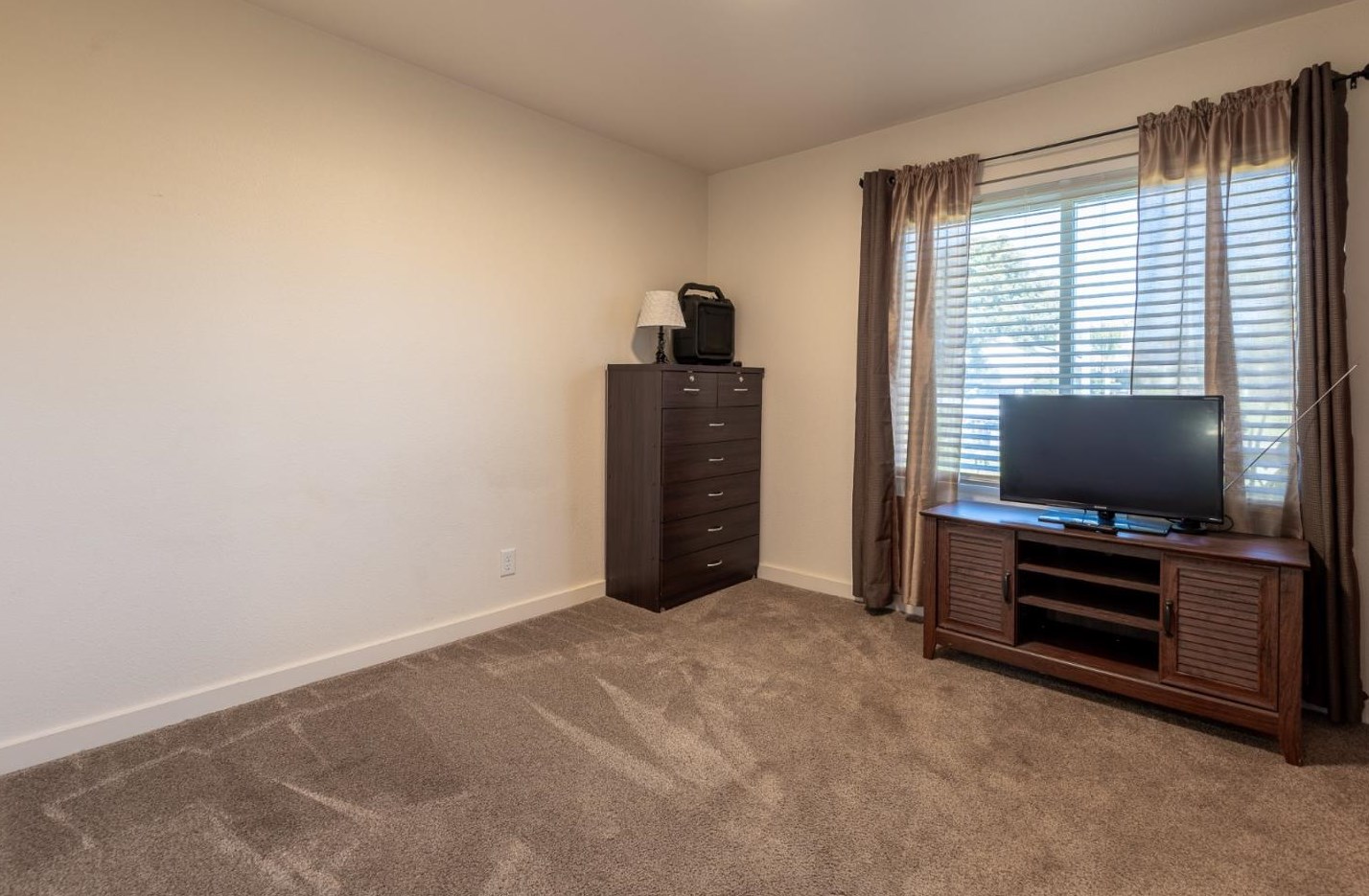18704 Cleveland Ave, Salinas CA  93906-1833 exterior
