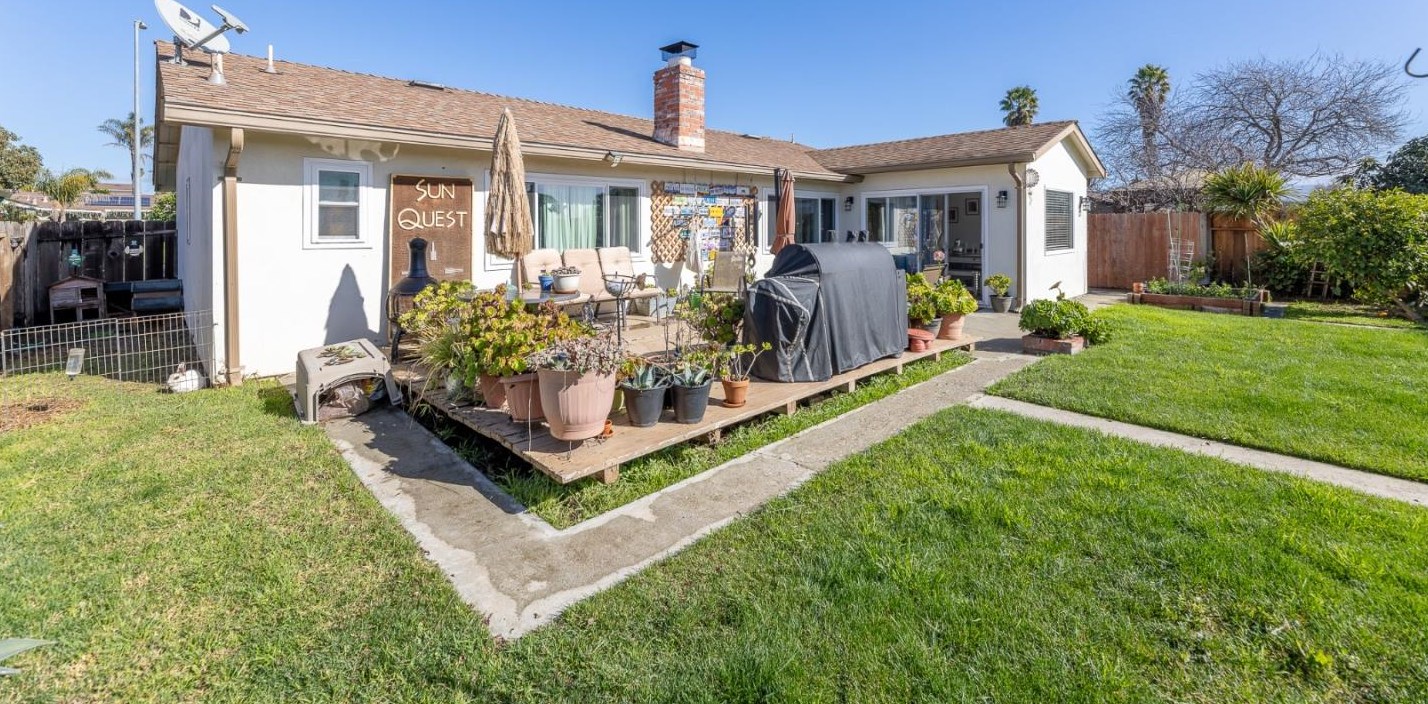 18704 Cleveland Ave, Salinas CA  93906-1833 exterior