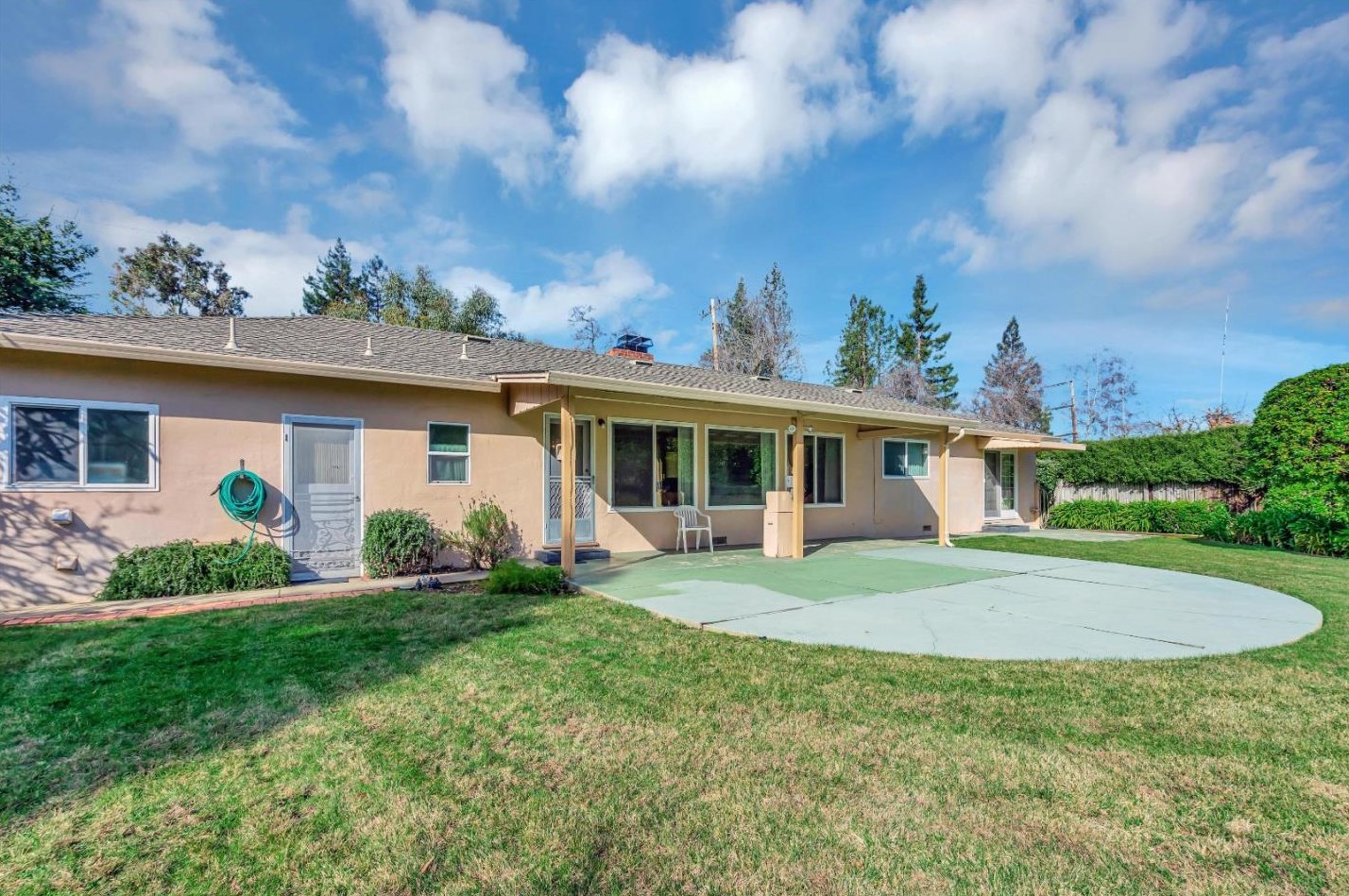 1781 Santa Cruz Ave, Menlo Park CA 94025-6136 exterior