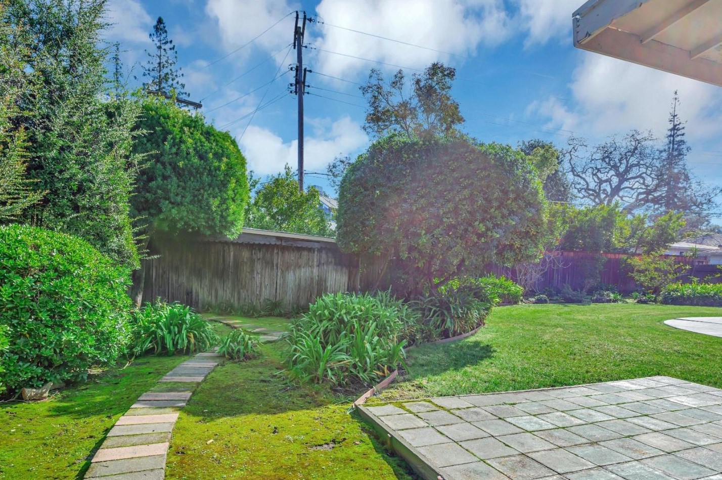 1781 Santa Cruz Ave, Menlo Park CA 94025-6136 exterior