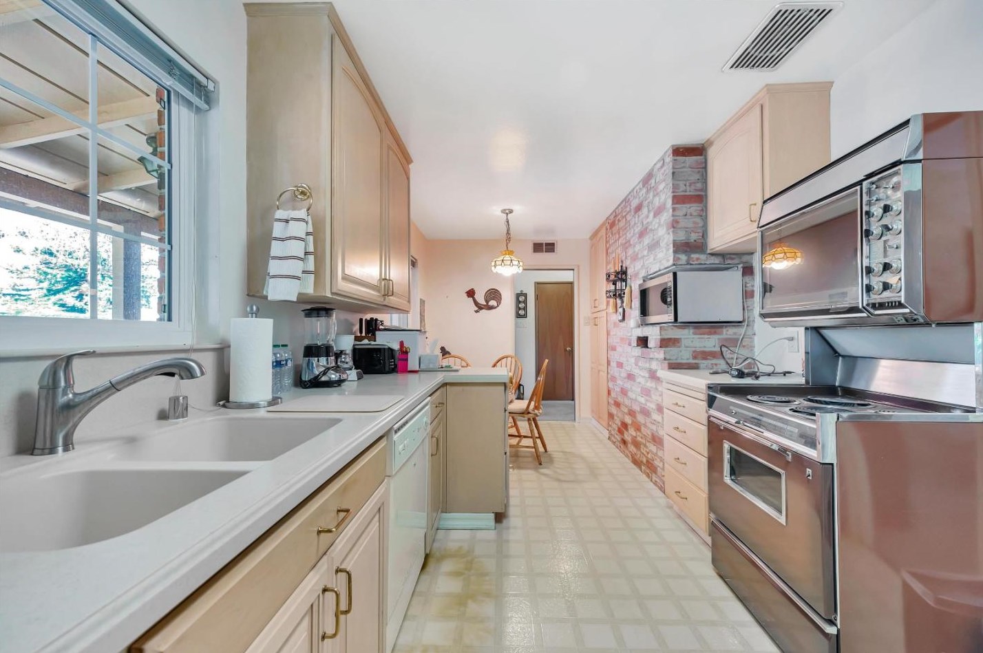 1781 Santa Cruz Ave, Menlo Park CA 94025-6136 exterior