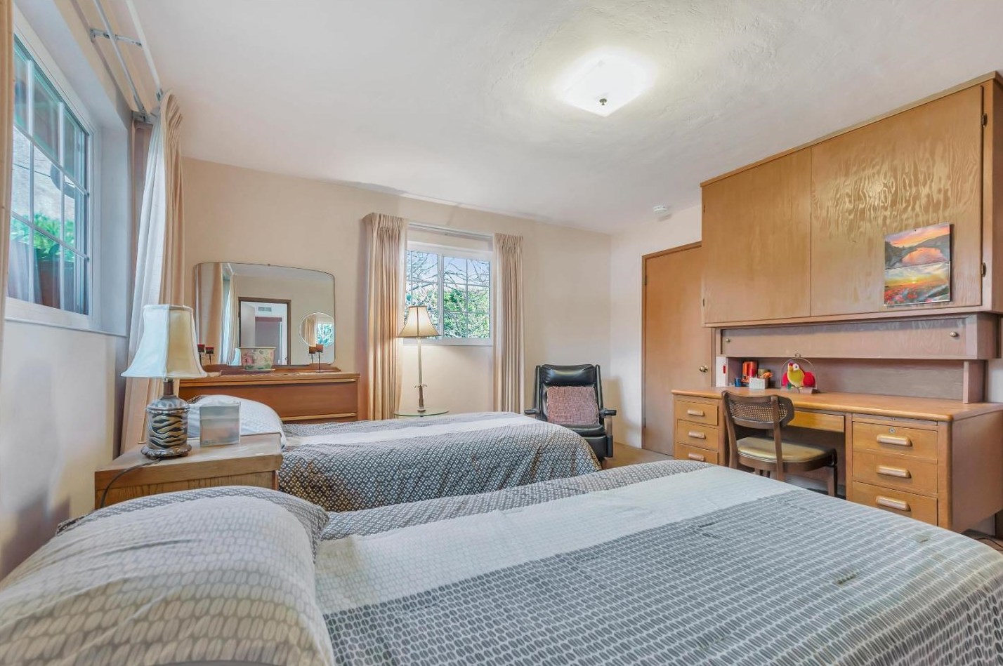 1781 Santa Cruz Ave, Menlo Park CA 94025-6136 exterior