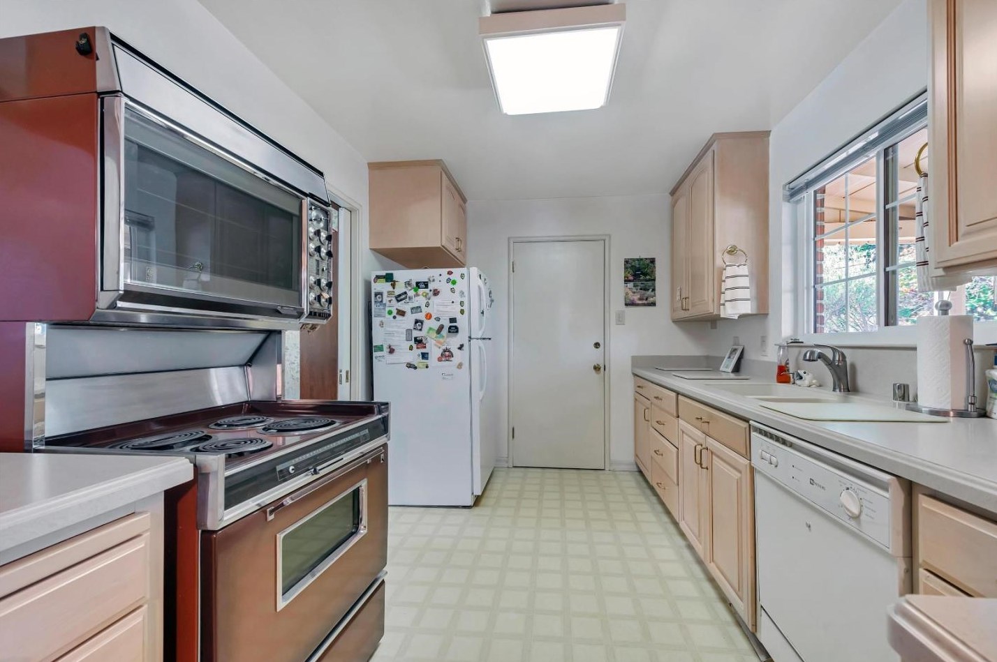 1781 Santa Cruz Ave, Menlo Park CA 94025-6136 exterior