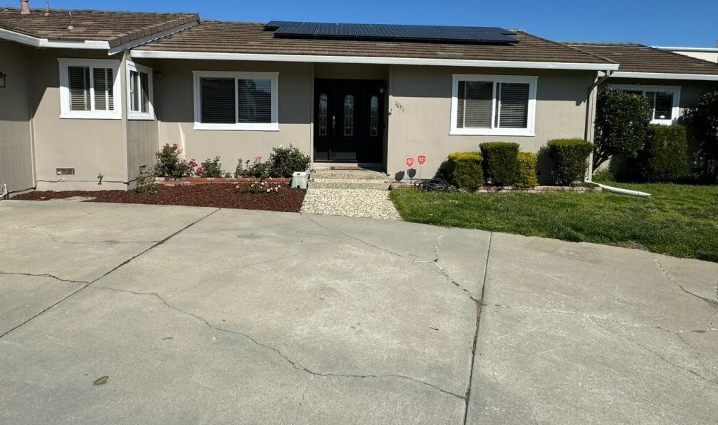 1051 Greenwood Pl, Salinas CA  93901-1813 exterior