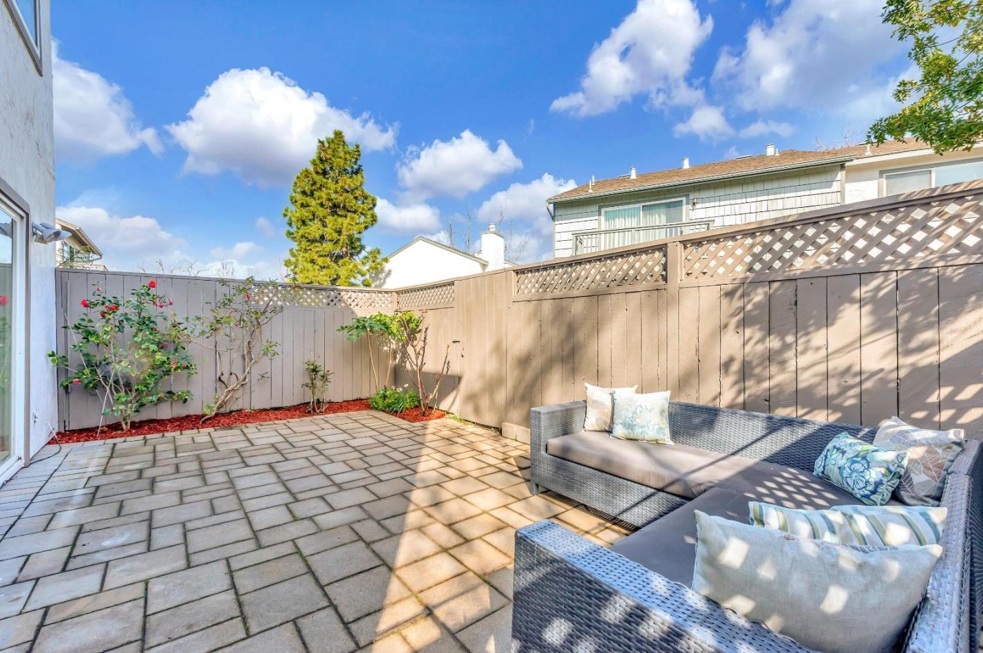 875 Erickson Ln, San Mateo CA  94404-2912 exterior