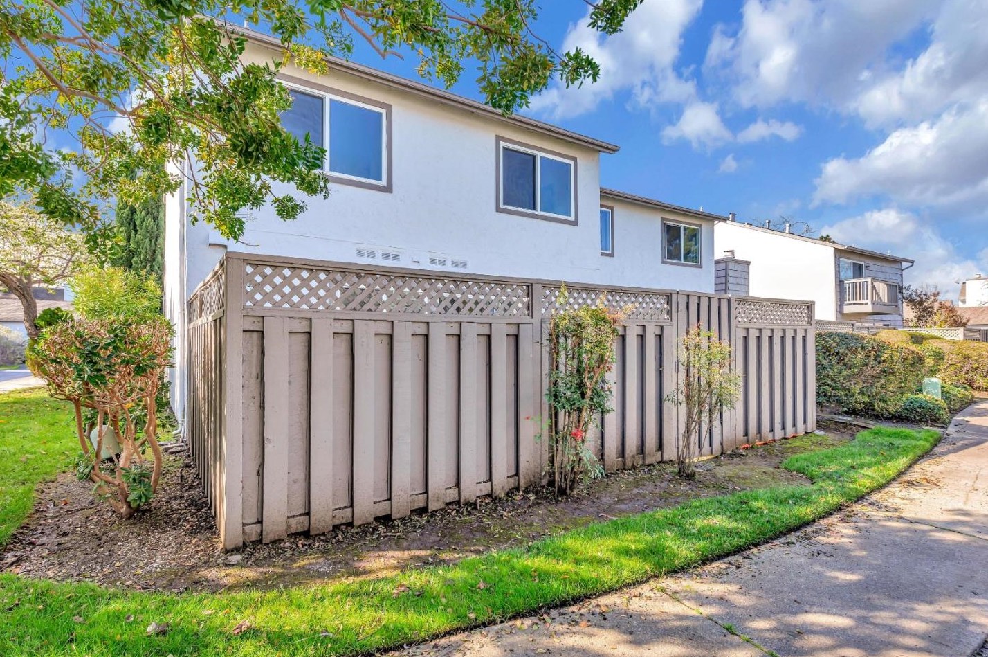 875 Erickson Ln, San Mateo CA  94404-2912 exterior