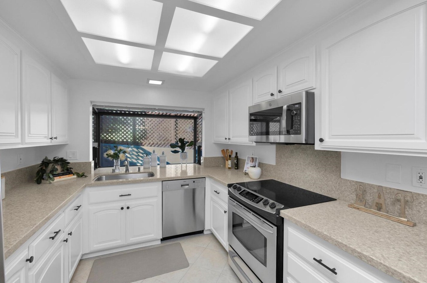 1850 Parkwood Dr, San Mateo CA  94403-3958 exterior