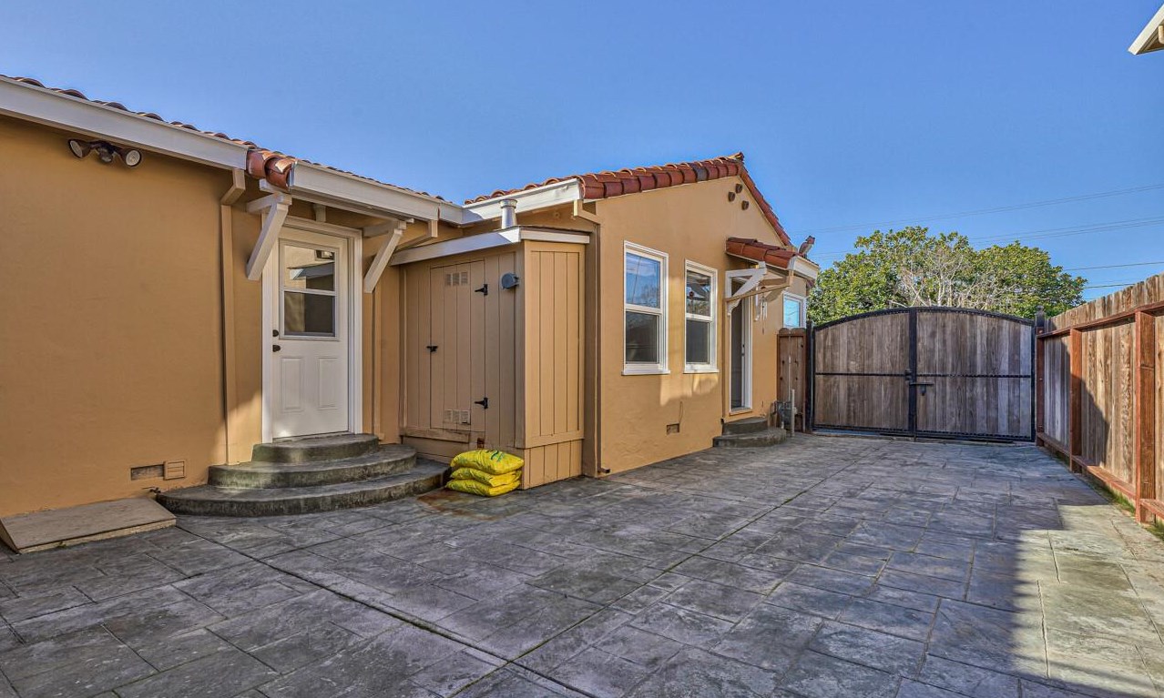 29 Nacional St, Salinas CA  93901-1322 exterior