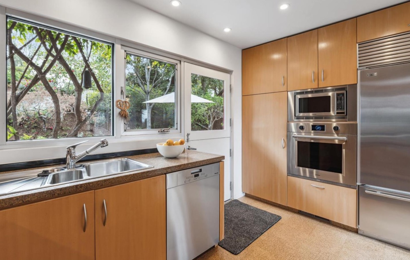 840 Lathrop Dr, Palo Alto CA  94305-1053 exterior