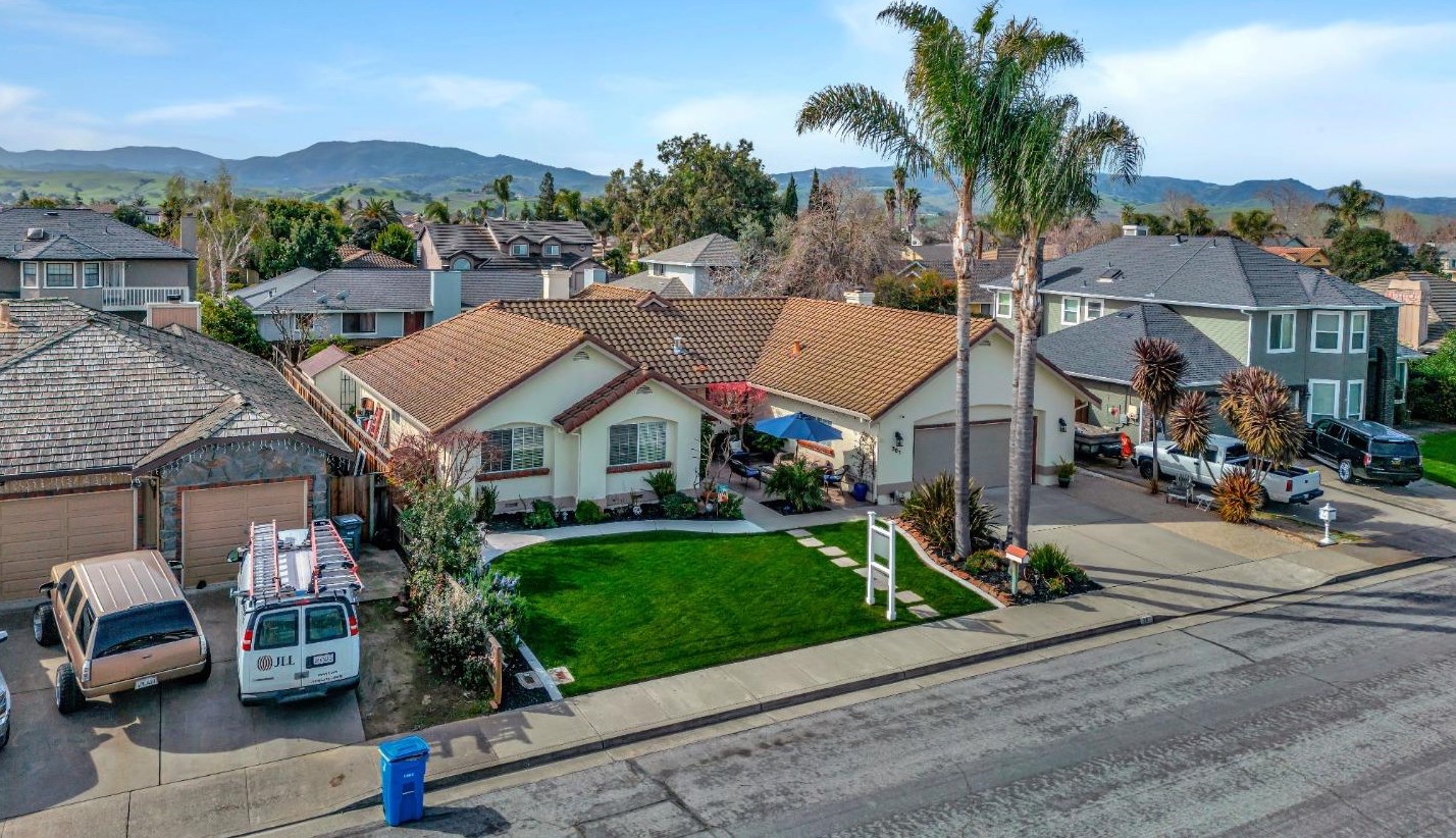 381 Tina Dr, Hollister CA  95023-7010 exterior