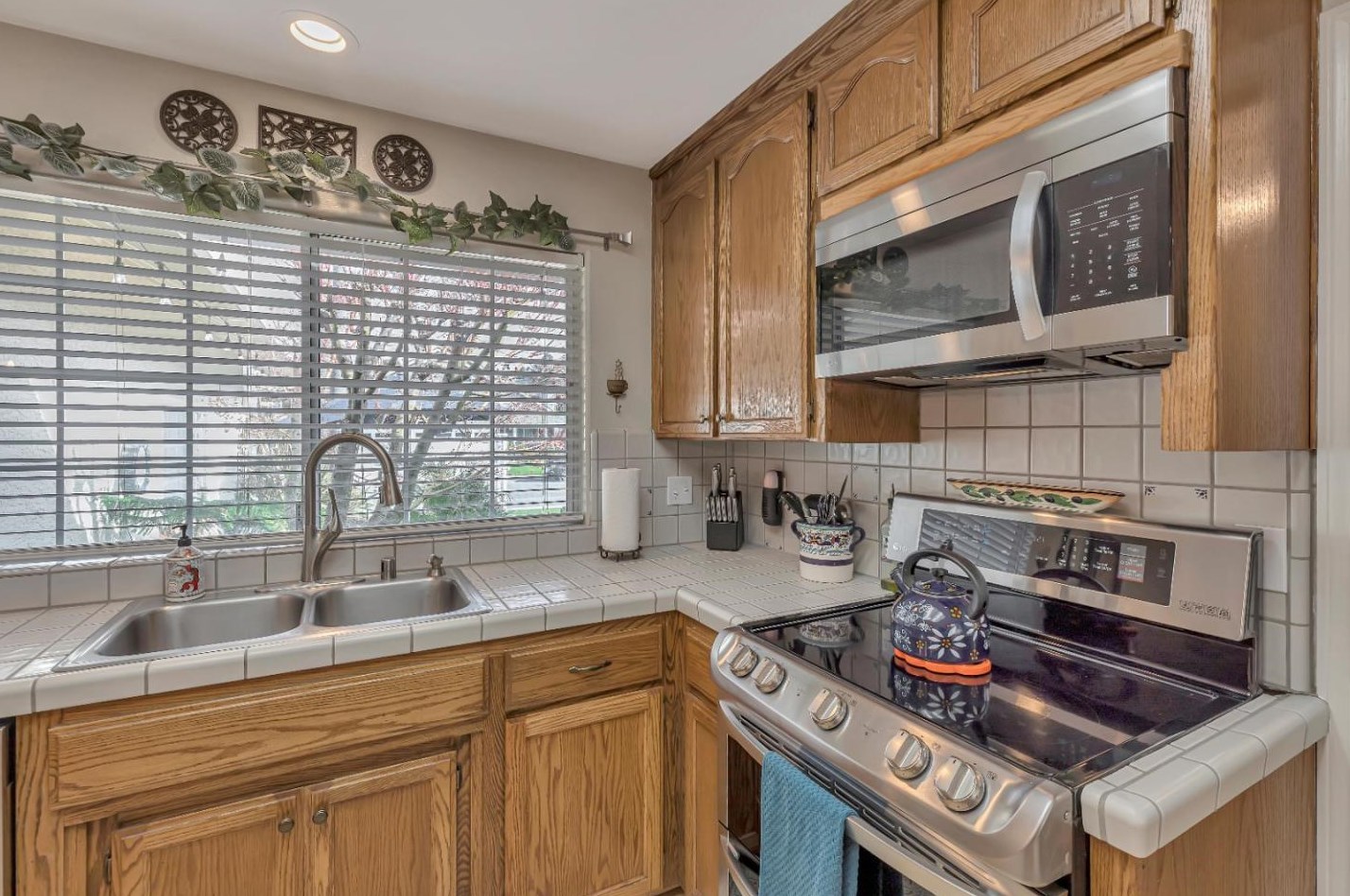 381 Tina Dr, Hollister CA  95023-7010 exterior