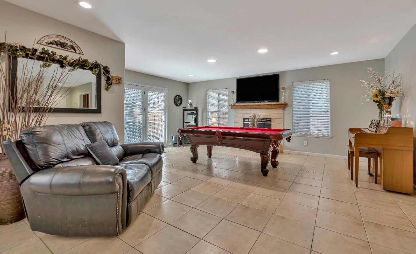 381 Tina Dr, Hollister CA  95023-7010 exterior