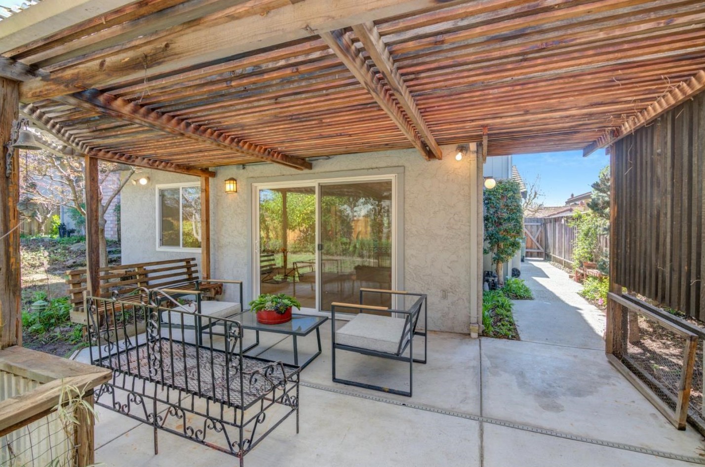 945 Erica Dr, Sunnyvale CA  94086-8212 exterior