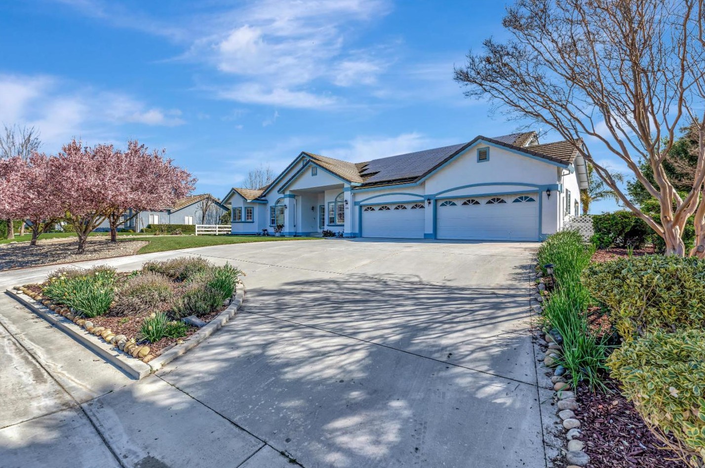 6355 Dunnville Way, Hollister CA  95023-9233 exterior