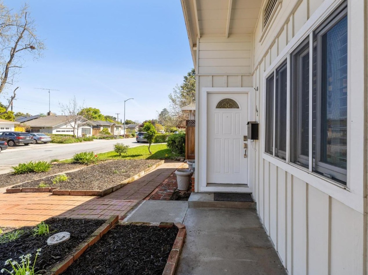 1425 Gilmore St, Mountain View CA  94040-2914 exterior