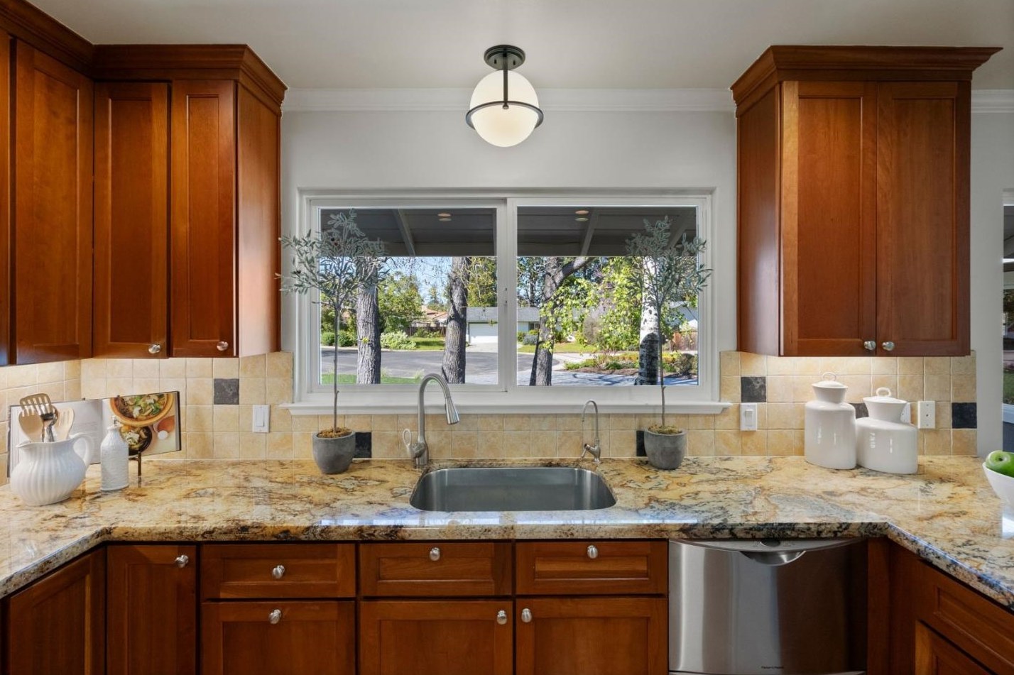 20392 Manoa Ct, Saratoga CA  95070-4909 exterior