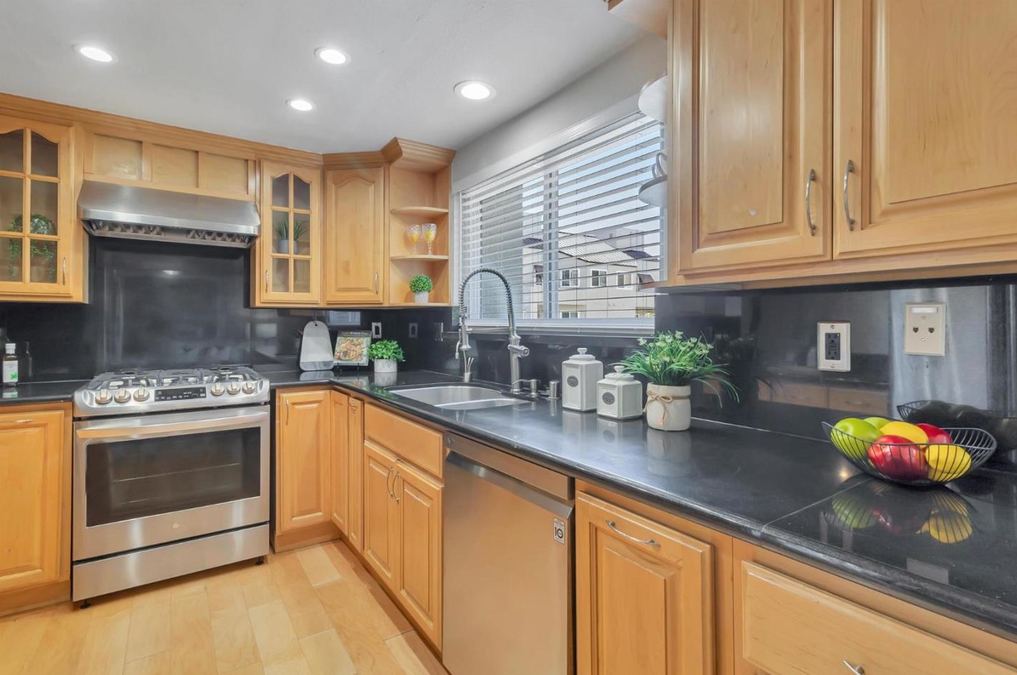 7 Court Ln, San Mateo CA  94404-2133 exterior