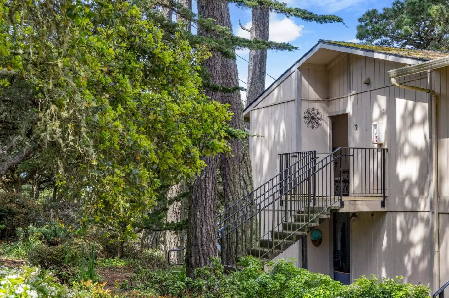 250 Forest Ridge Rd, Monterey CA  93940-4138 exterior