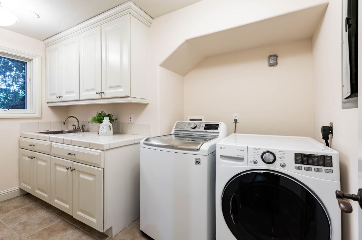 190 Vista Verde Way, Menlo Park CA  94028-8145 exterior