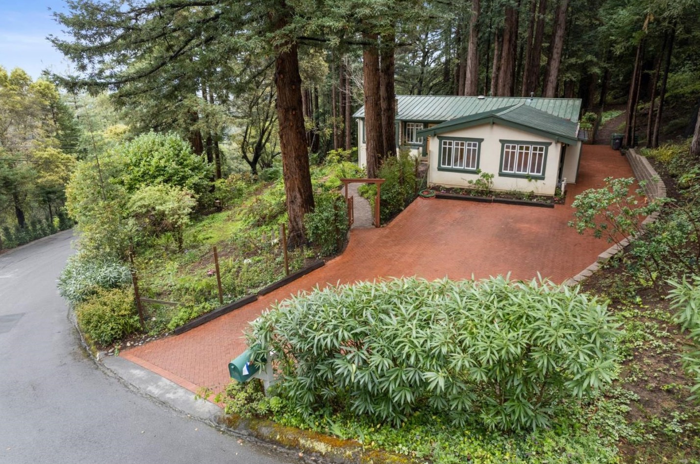 555 Smt Spg Rd, Redwood City CA  94062-4251 exterior