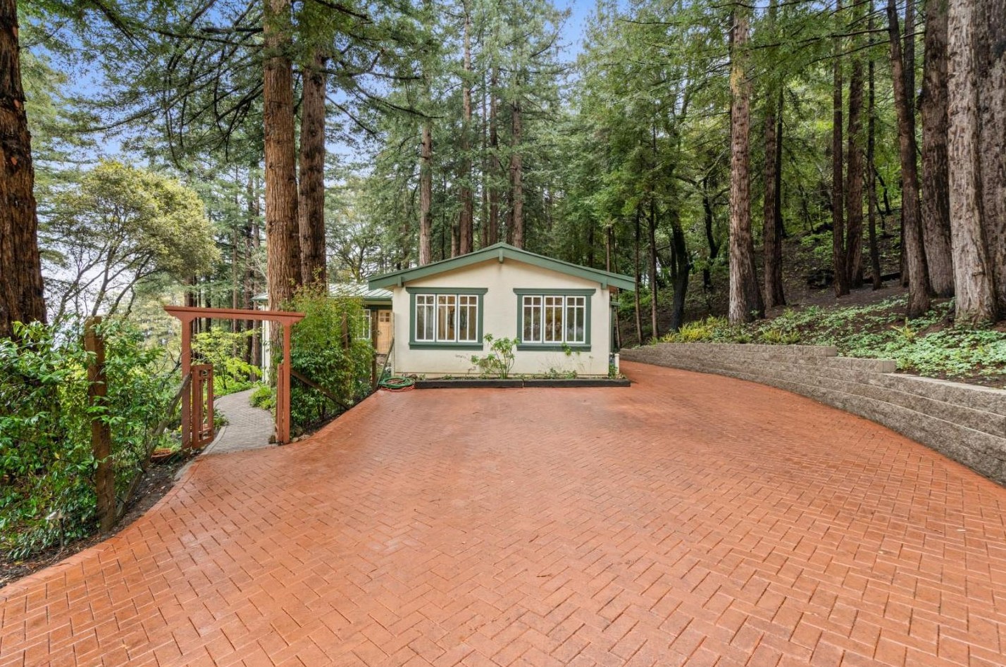 555 Smt Spg Rd, Redwood City CA  94062-4251 exterior