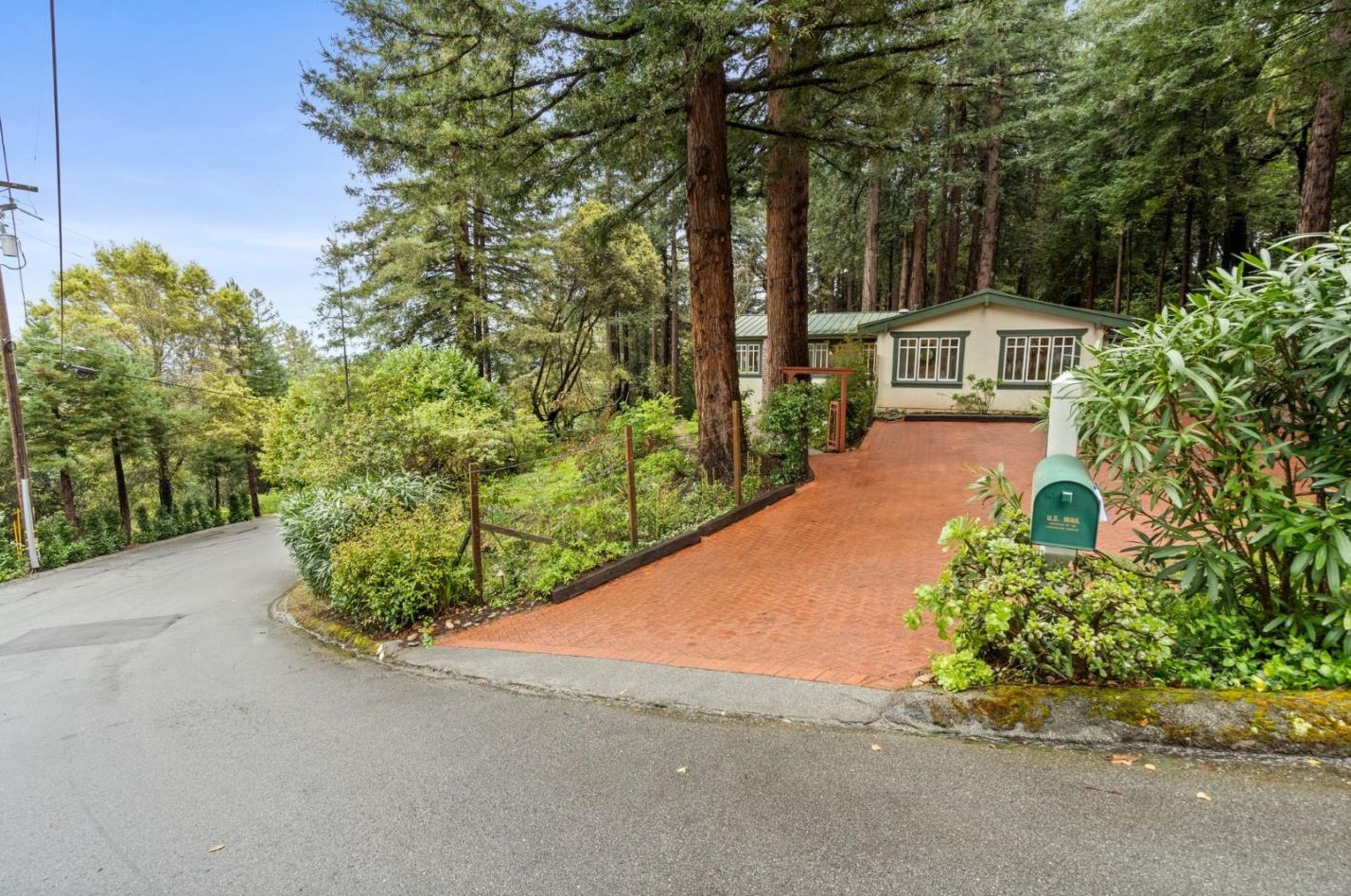 555 Smt Spg Rd, Redwood City CA  94062-4251 exterior