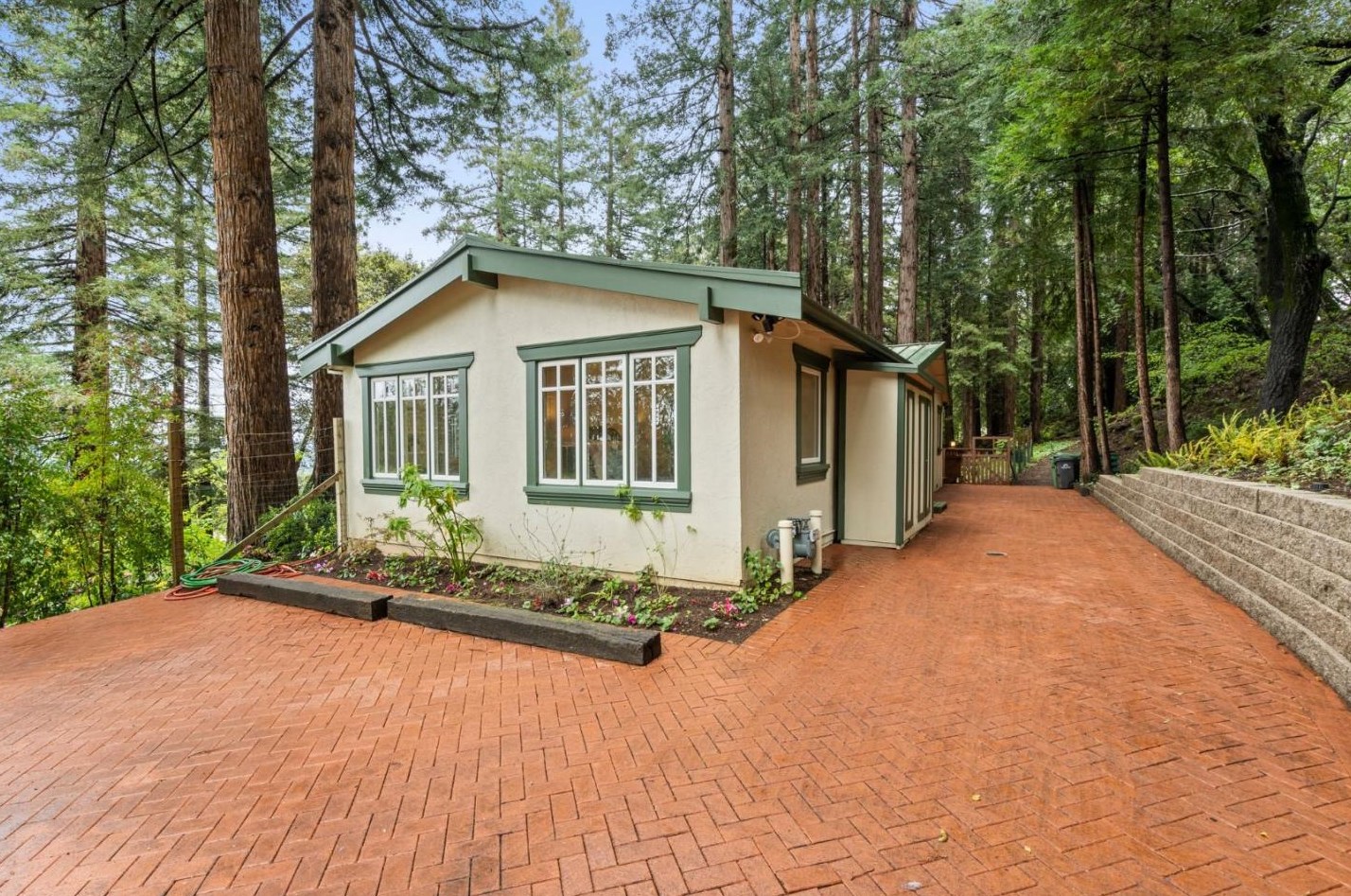 555 Smt Spg Rd, Redwood City CA  94062-4251 exterior