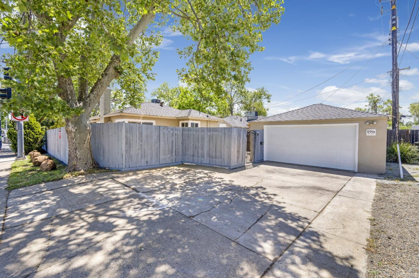 2916 12th Ave, Sacramento CA  95817-3514 exterior