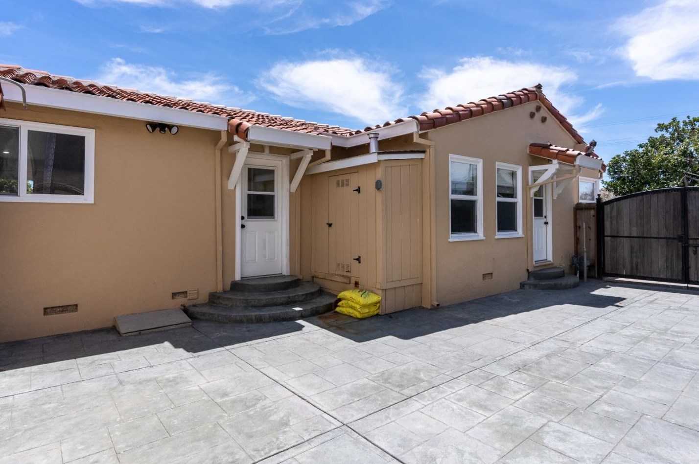 29 Nacional St, Salinas CA  93901-1322 exterior
