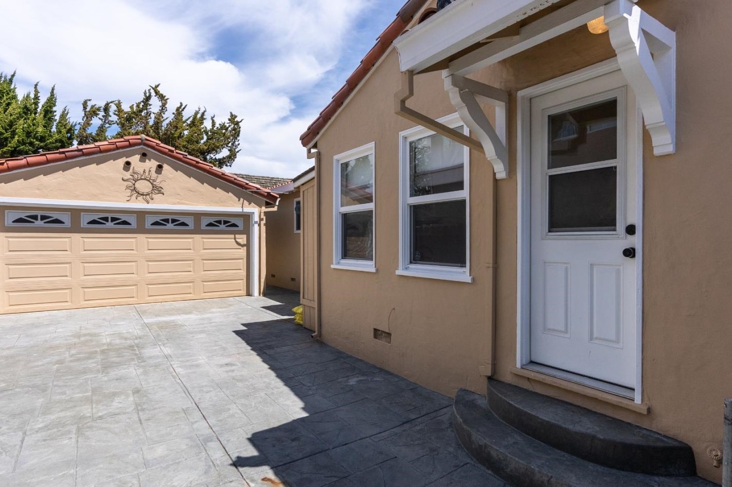 29 Nacional St, Salinas CA  93901-1322 exterior