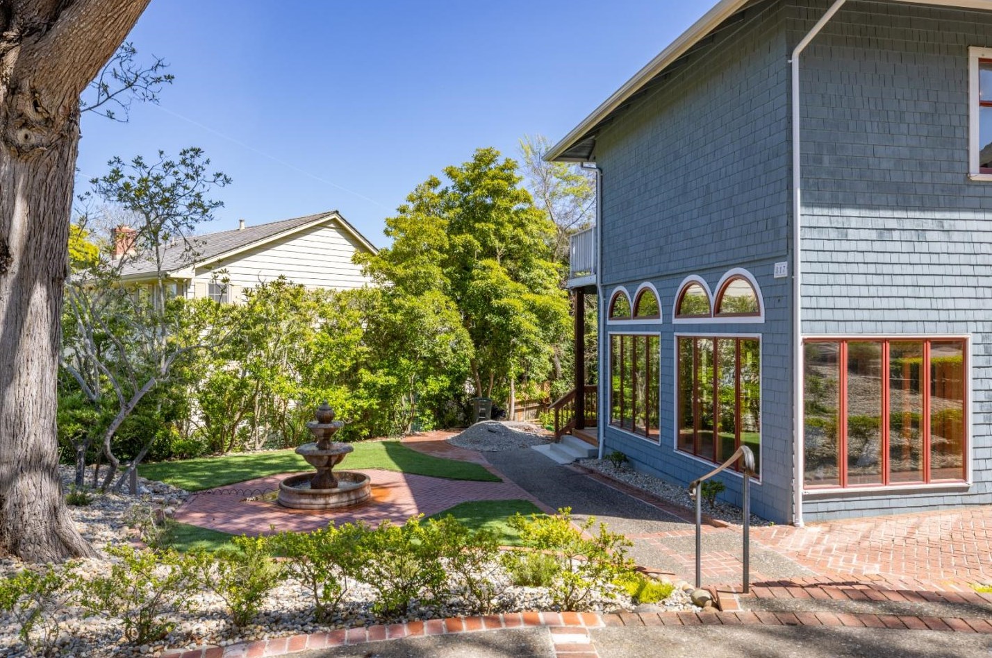 817 Martin St, Monterey CA  93940-4435 exterior