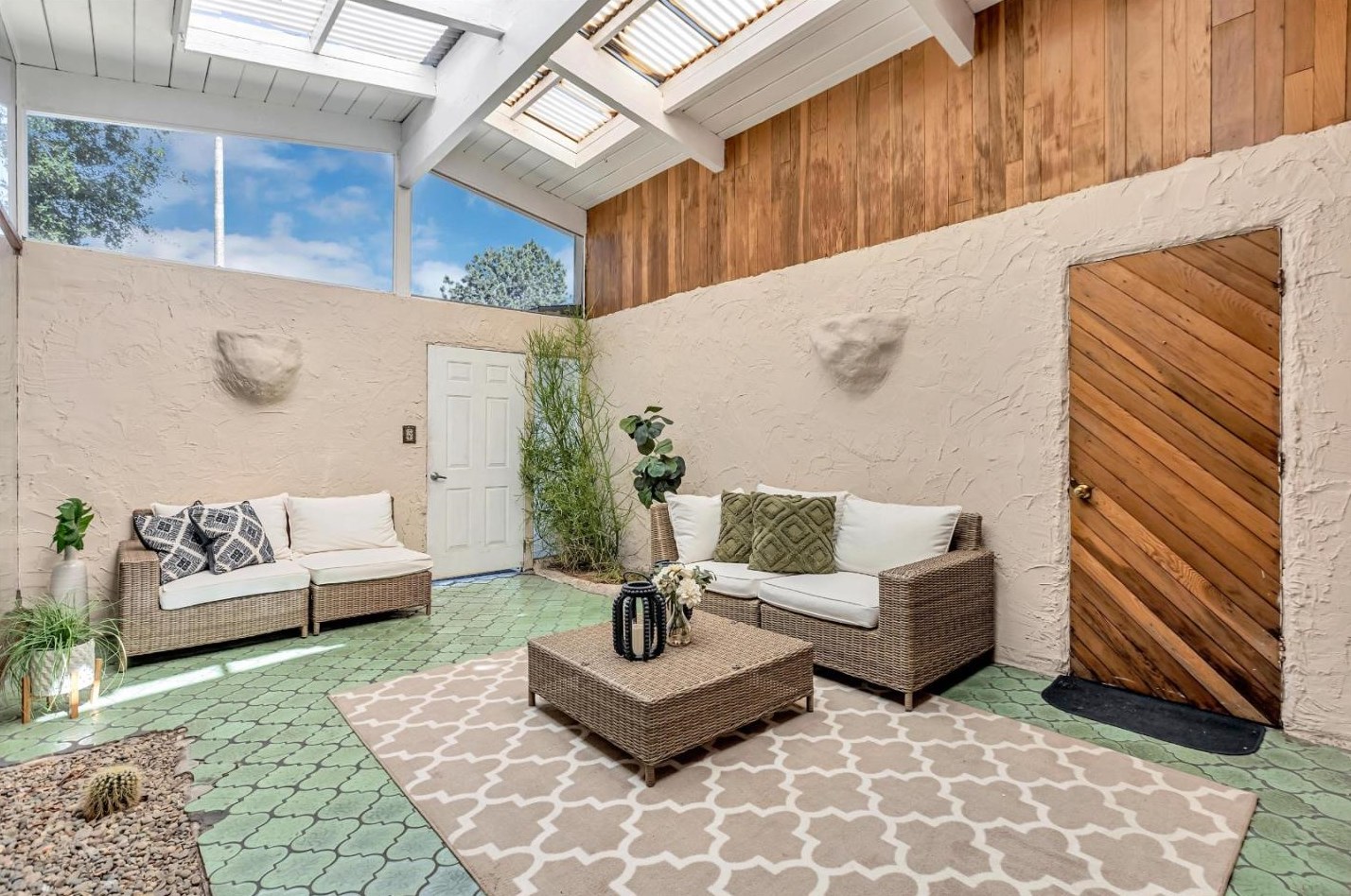 1327 Egret Dr, Sunnyvale CA  94087-3444 exterior