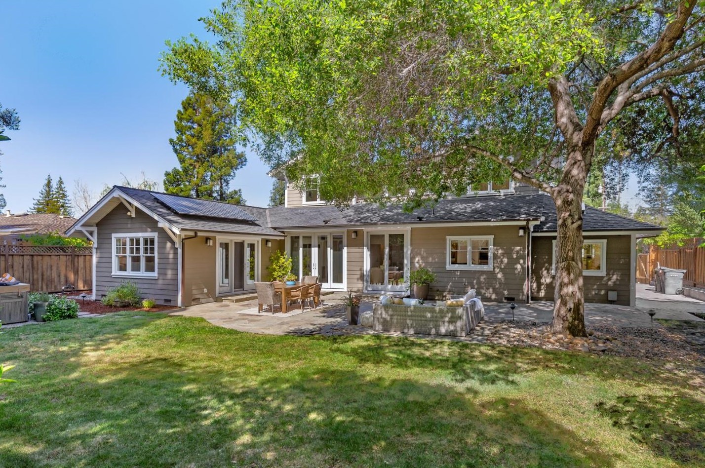 1110 Golden Way, Los Altos CA 94024-5070 exterior