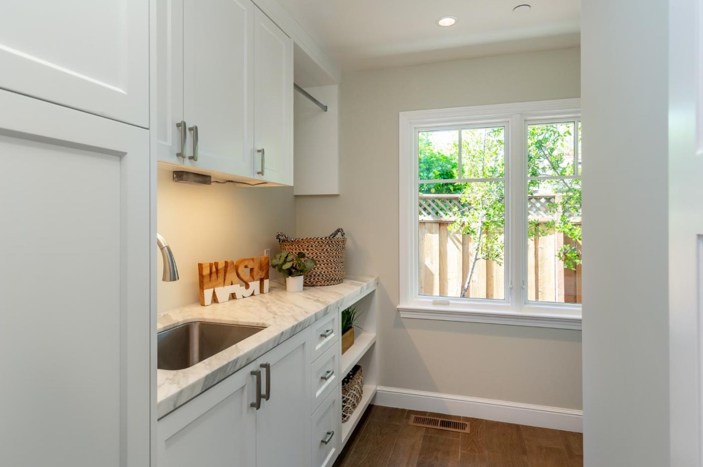 1110 Golden Way, Los Altos CA 94024-5070 exterior