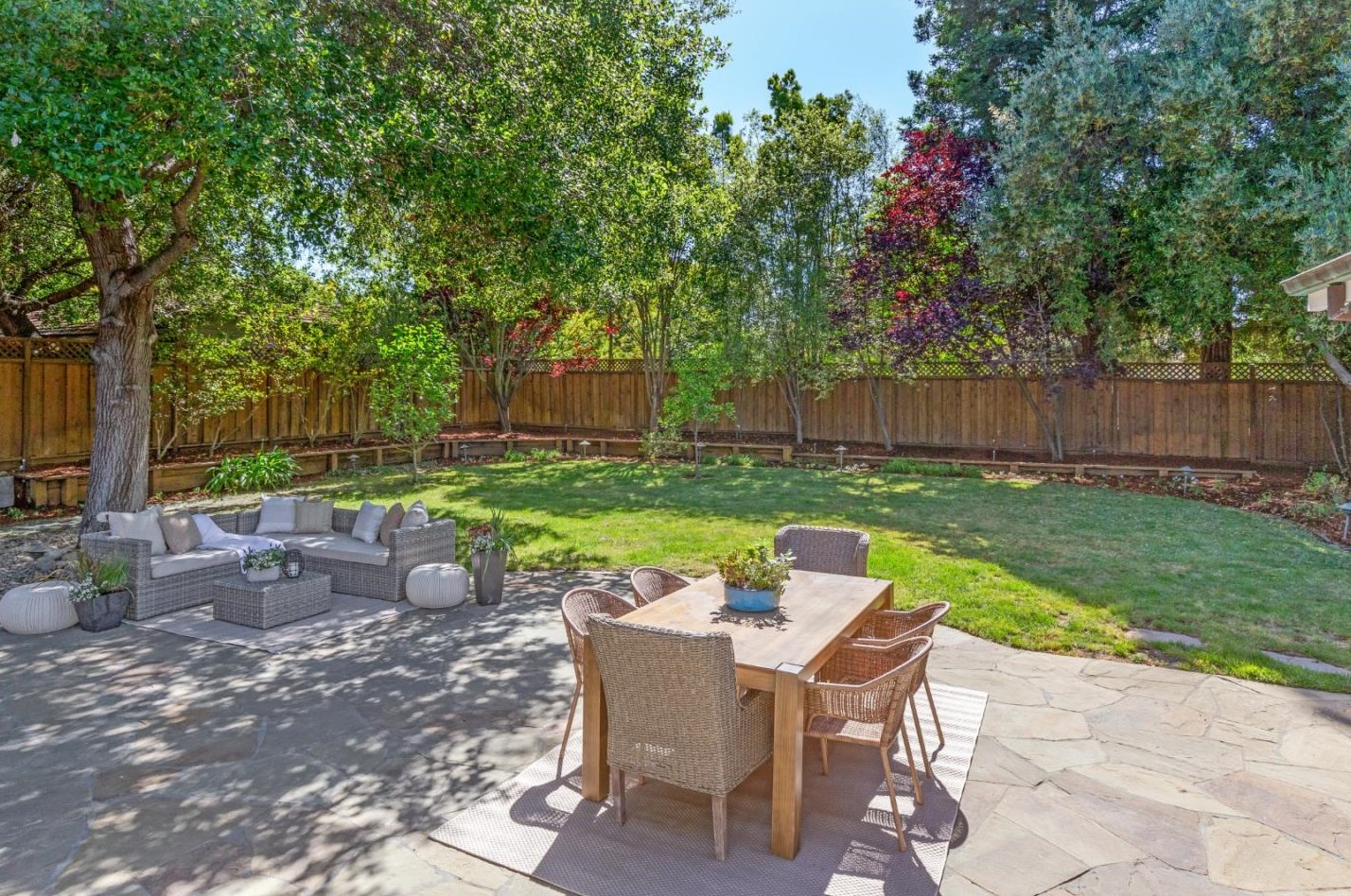 1110 Golden Way, Los Altos CA 94024-5070 exterior