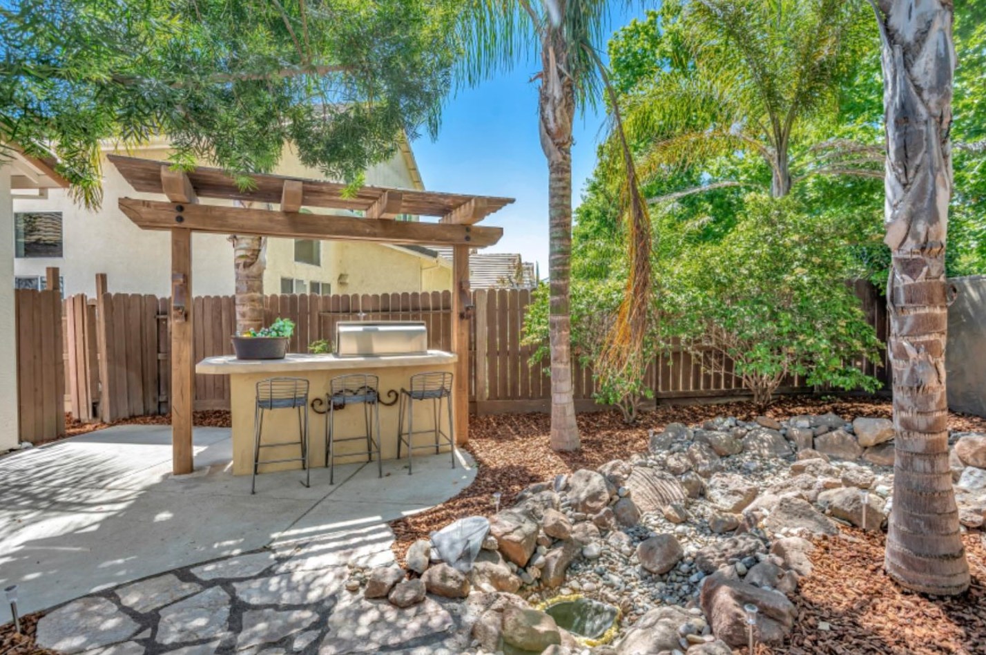 2824 Dinwiddie Way, Elk Grove CA 95758-7438 exterior