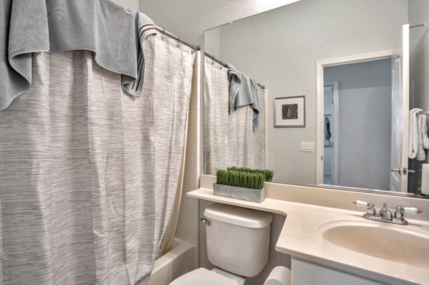 2824 Dinwiddie Way, Elk Grove CA 95758-7438 exterior