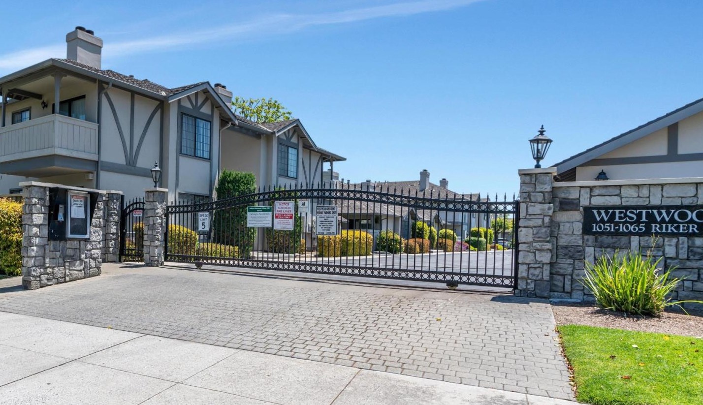 1061 Riker St, Salinas CA  93901-4622 exterior