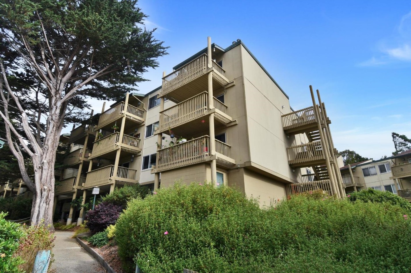 377 Mandarin Dr, Daly City CA  94015-2765 exterior
