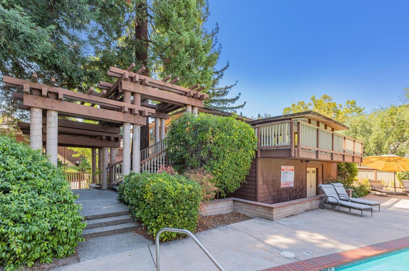 500 Middlefield Rd, Mountain View CA  94043-3420 exterior