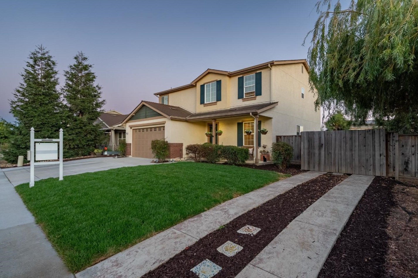 1731 Brighton Dr, Hollister CA  95023-8075 exterior